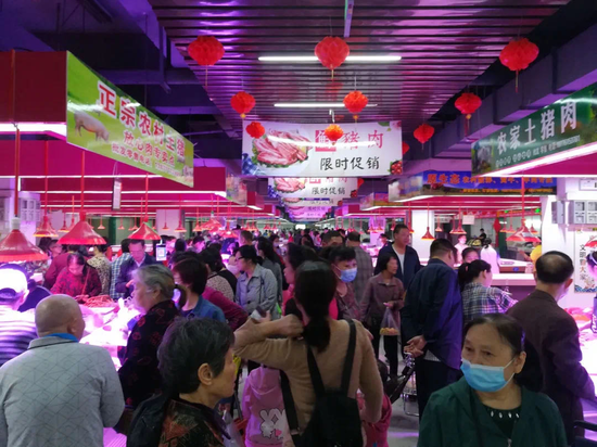 △附近一带居民一早赶来逛逛,人潮涌动