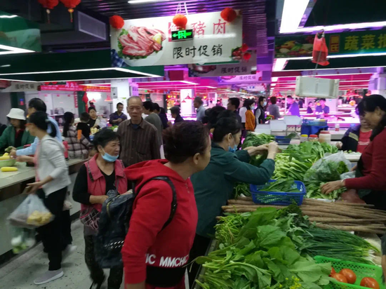 △该农贸市场投入使用,附近一带居民一早来逛逛,人潮涌动
