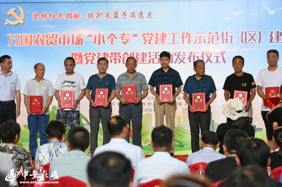 为普通市民颁发监督员证书,通过市民监督提升示范街区建设
