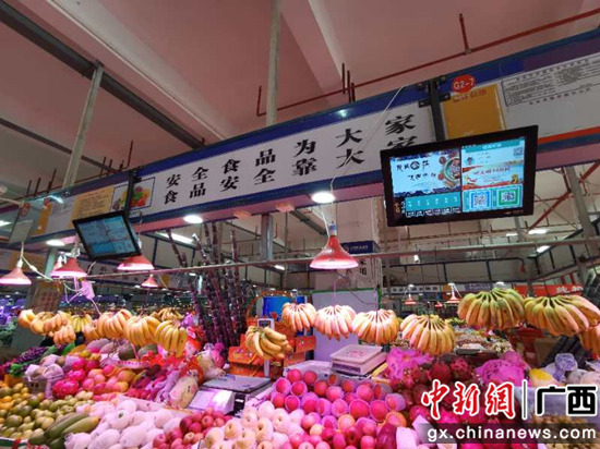 实施智慧监管,证照、检测、票据、价格等信息在摊位上方的显示屏实时显示