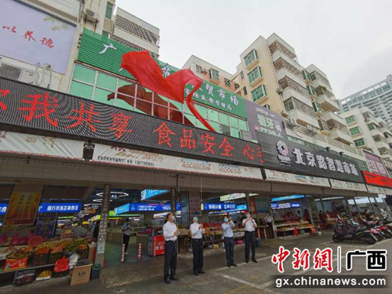 通过在摊位上统一加装挡板的做法保证豆腐行“滴水不漏”