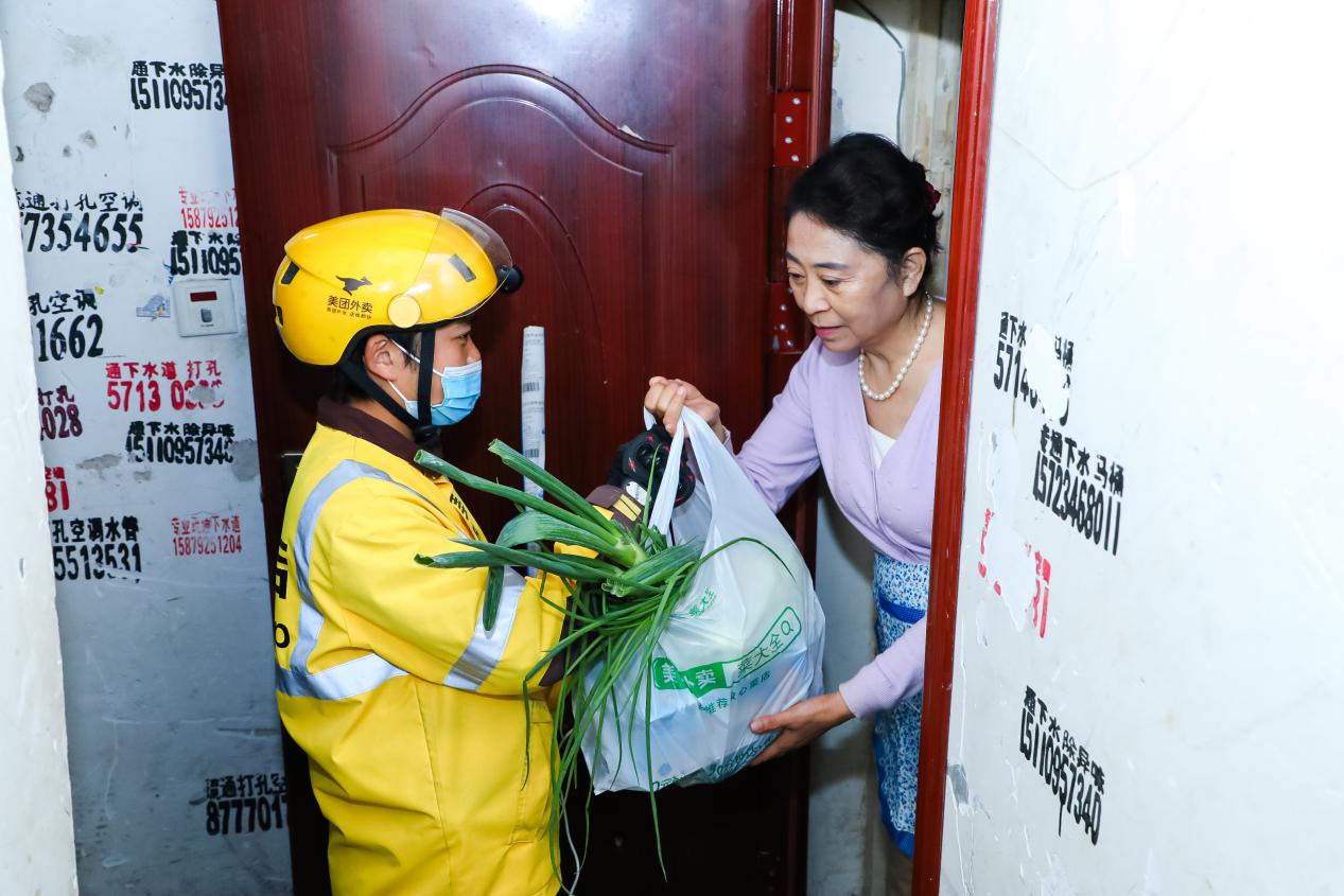 （丁阿姨在家就能收到菜大全打包齐全的暖心菜）