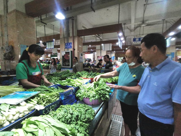 美兰区在白龙农贸市场试点开展蔬菜销售价格承诺