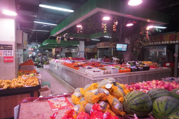 在北碚区蔡家人道美农贸市场，干净的购物环境让市民放心消费。齐宏摄