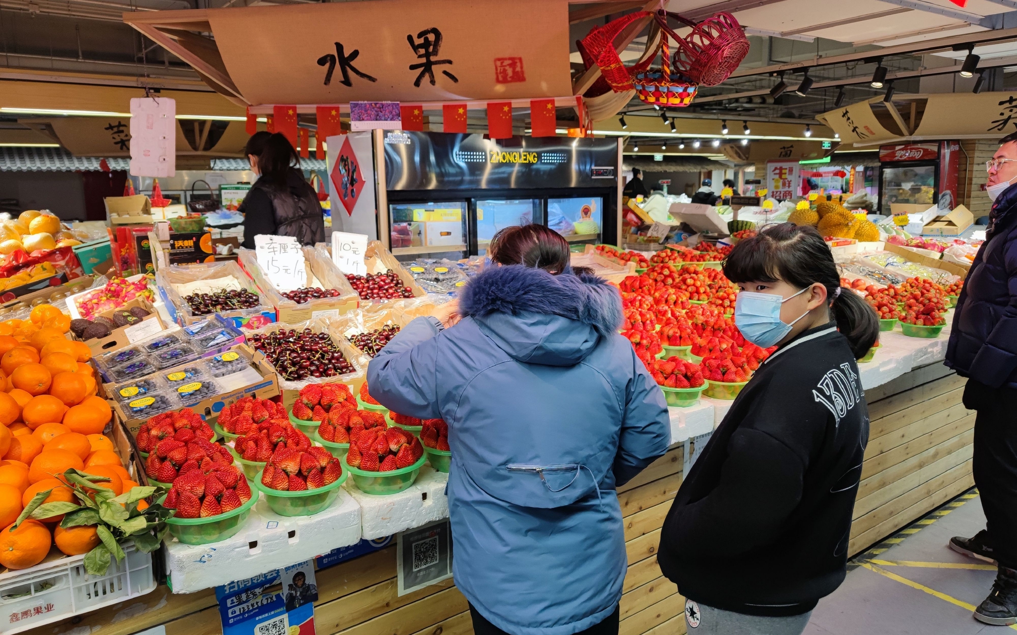 北京望京地区一家菜市场里，市民正在挑选水果。新京报记者 王巍 摄